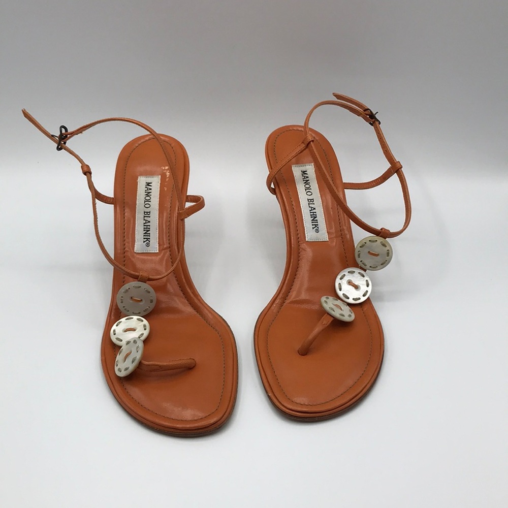 MANOLO BLAHNIK /button